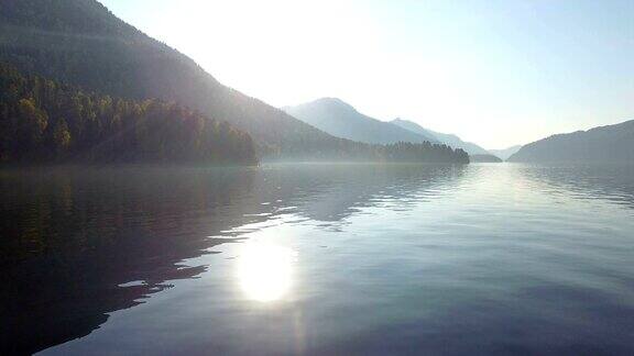 日出时分的山湖