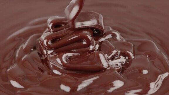 倒入融化的巧克力流