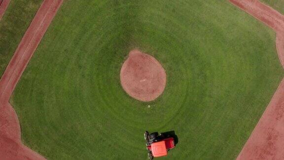 割草机正在棒球场上工作摄像机在旋转