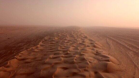 沙漠日出时的鸟瞰图