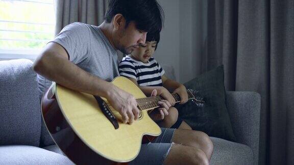 爸爸和儿子在弹吉他