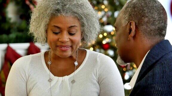 一位年长的非洲裔美国妇女收到了丈夫送给她的圣诞礼物