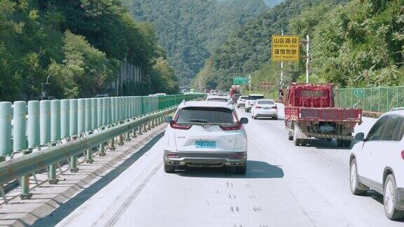 高速公路上行驶的汽车