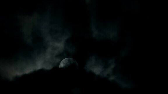 满月之夜的恐怖神秘气氛