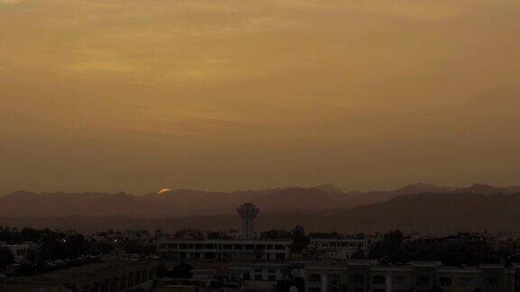 埃及沙姆沙伊赫山上的日落一颗巨大的太阳从地平线上落下