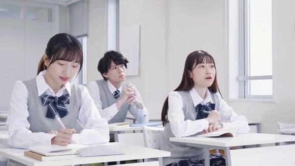 学生们在教室里上课