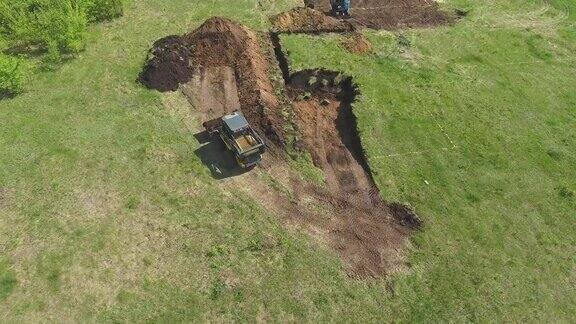 两台挖掘机架空按标志为新房开挖基坑