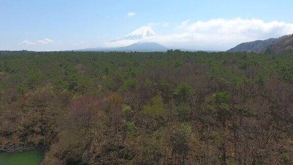 富士山从正二湖与蓝天日本富士航拍视频