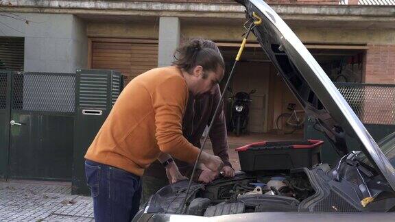 父亲教儿子如何修理汽车引擎