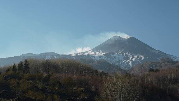 埃特纳大火山的山顶上冒出了喷气孔