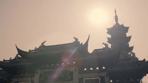 上海龙华寺入口主要有宝塔