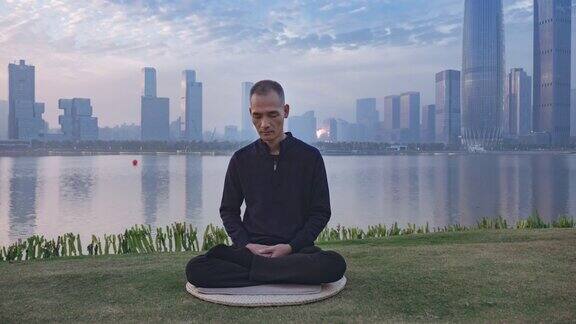 深圳一名中国男子在树林的草坪上冥想