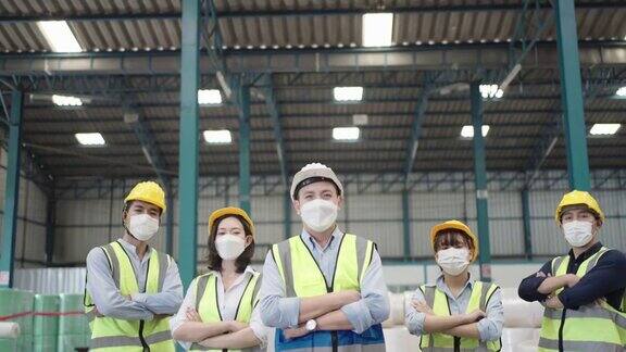 微笑自信的工人队伍站在仓库里