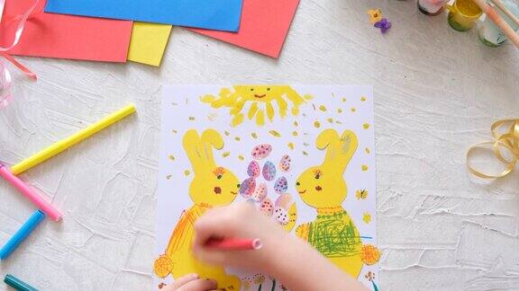 孩子们用彩色的纸制作复活节兔子卡片贴花手工制作的儿童创意项目手工艺品儿童手工艺品