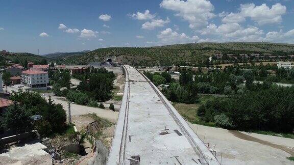 鸟瞰图高速列车的公路桥梁和铁路建设Sivas和安卡拉省之间的高速铁路基础设施研究Ankara-Sivas土耳其06192019