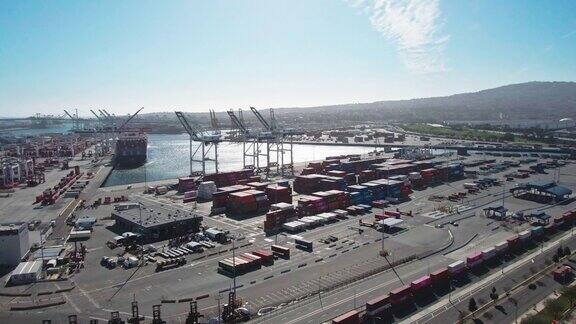 海运集装箱在长滩港堆叠在白天与轻云头顶