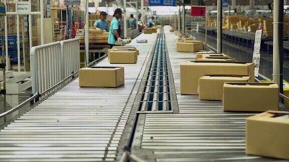 纸箱在行业中是通过传送带运输的适用于涉及网上购物或自动化的工作减少了人工劳动被机器取代