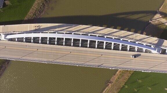 无人机和鸟瞰悬索桥和宽阔的街道在俄亥俄州哥伦布市