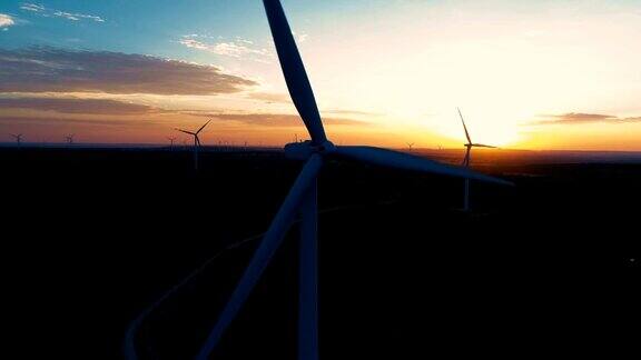 日出时早晨的阳光穿过德克萨斯州中部的风力发电场
