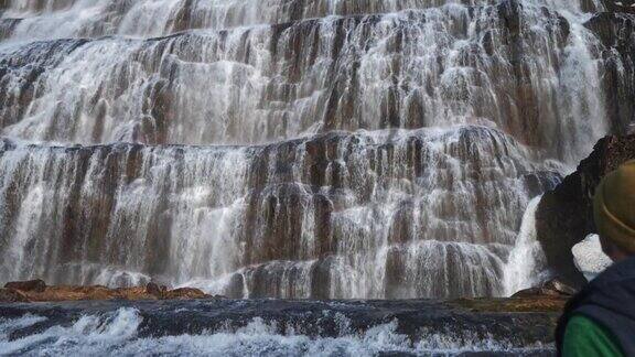 摄影师抬头看Dynjandi瀑布