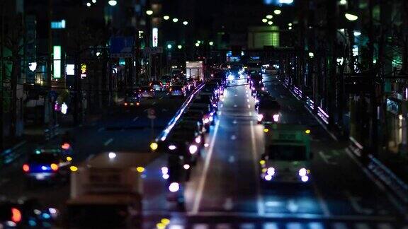 东京城市街道上交通堵塞的一个夜晚