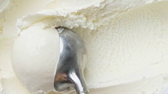 用勺子舀出美味的冰淇淋香草冰淇淋甜点