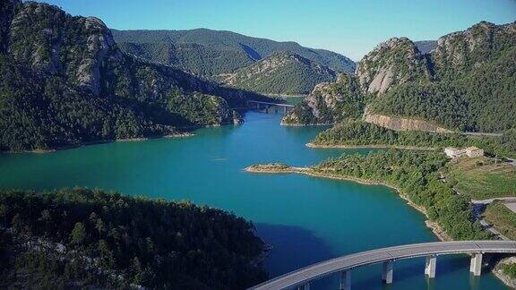 飞过美丽的绿松石湖在山上和几个桥横跨湖