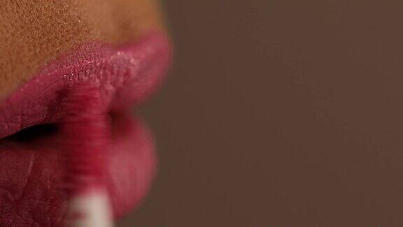 粉红色的嘴唇