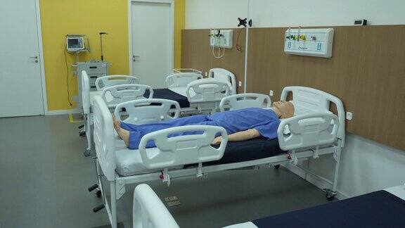 医学教室的病床上放着一个人体模型