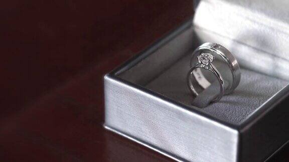 戒指盒里的婚戒微距拍摄