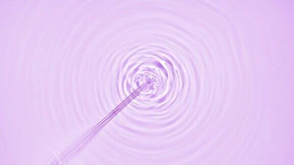 液体从注射器中注入产生气泡和圆圈