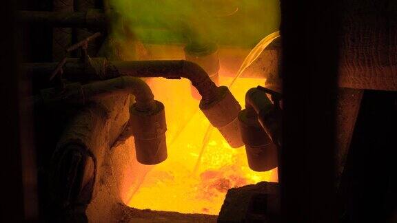 在钢厂进行热浇钢在机架内熔化的金属通过特殊的通道浇注用专用的机器进一步轧制现代冶金工业