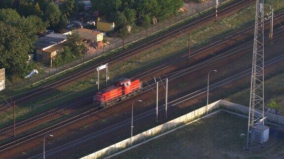 红色电力机车发动机在多轨铁路上的航拍