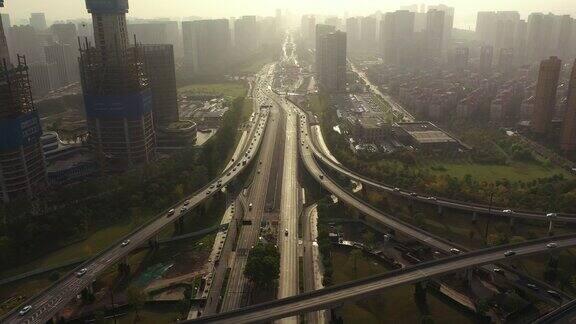 飞行飞越杭州交通街道道路交汇处日落城市景观建设航拍全景4k中国