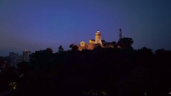 澳门夜山上的桂亚灯塔