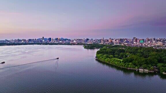 鸟瞰日落时的杭州西湖和城市中国浙江省