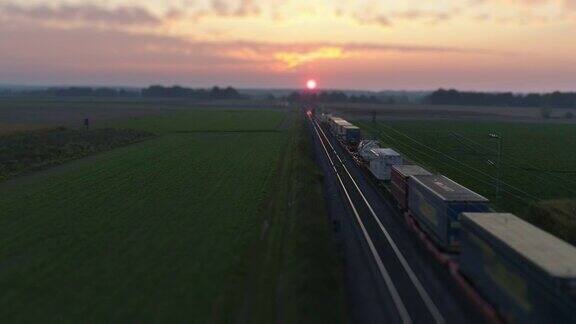 日落时穿过乡村的货运列车