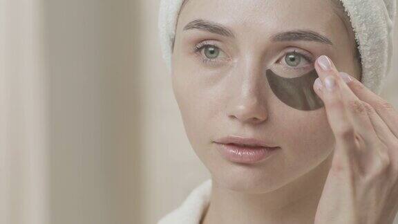 一个女人在她的脸上做整容手术:她去除眼睛下面的眼罩