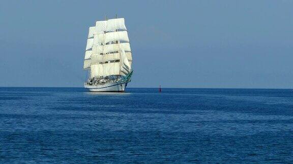 海上美丽的复古帆船