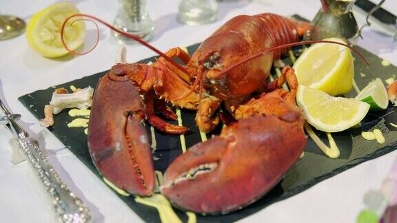 广角镜头盘子上的红龙虾白色餐桌上的食物概念特写镜头