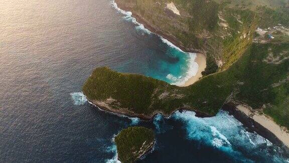 从空中俯瞰在努沙佩尼达的克林金海滩印度尼西亚巴厘岛