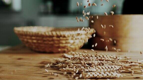 麦粒落在麦穗上