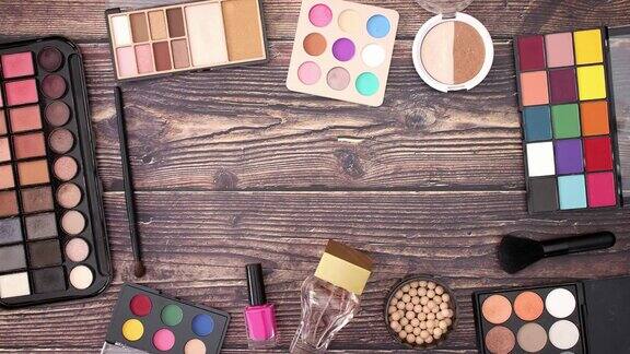 化妆产品移动在木制桌子的边缘-停止运动