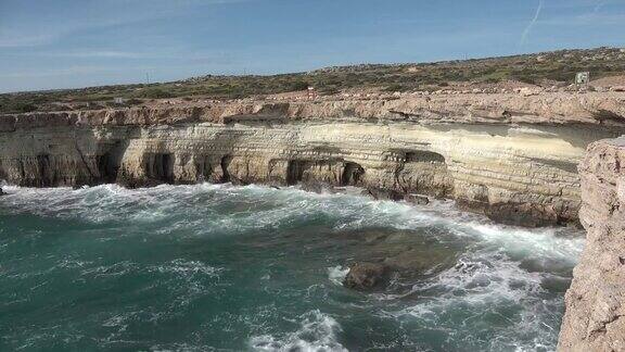 塞浦路斯地中海的岩石海岸