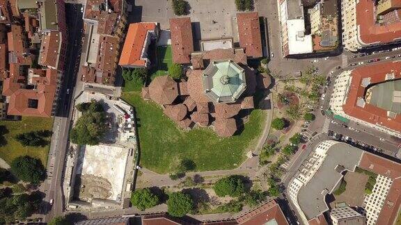 意大利晴天米兰城市教堂屋顶航拍全景4k