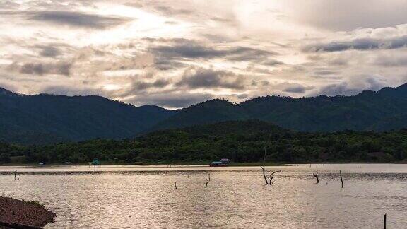 美丽的日出在山和湖时间流逝视频