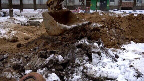 挖掘机用铲斗挖地
