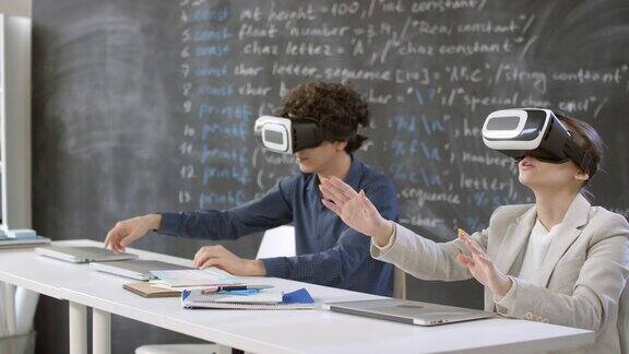 学生使用VR耳机的顺序