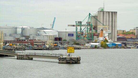 位于瑞典斯德哥尔摩港口一侧的一个油库工业