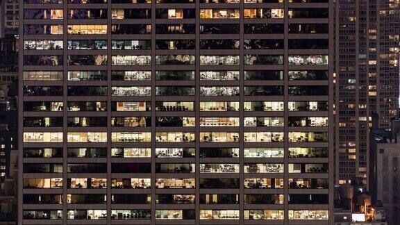 延时办公窗口之夜在美国纽约市为晚工作